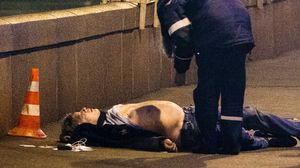 الشرطة تعاين جثة المعارض الروسي بوريس نيمتسوف - أ ف ب