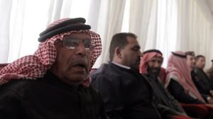 والد الطيار الأردني يستقبل المعزين بمقتل ابنه في ديوان عشيرة الكساسبة - أ ف ب