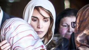 زوجة العاهل الأردني رانيا العبدالله تحتضن زوجة الكساسبة أثناء تعزيتها لها- وكالات