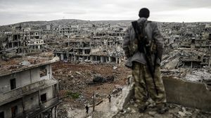 تحولت كوباني إلى ما يشبه مدينة الأشباح بعد نزوح أغلب سكانها تحت وطأة المعارك - أ ف ب