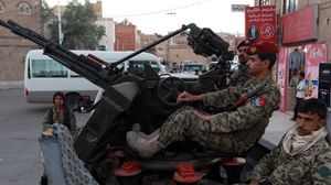جنود اللواء 35 مدرع تصدوا لهجوم مزدوج لمسلحين حوثيين - أ ف ب