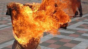 شاب حاول حرق نفسه احتجاجا على سوء المعيشة بغزة - أرشيفية