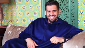 أرفق المطرب على حسابه الرسمي صورة له وهو يرتدي الزي المغربي التقليدي المعروف بالجلباب ـ فيسبوك
