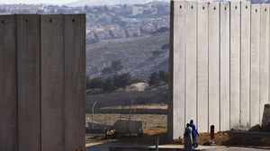 جلب الجدار العازل لنتنياهو العديد من الانتقادات والضغوطات الفلسطينية والدولية- أرشيفية