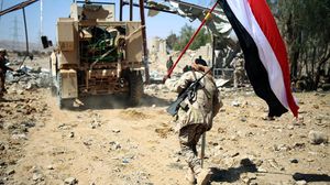 شن مسلحو المقاومة هجوما بالدبابات والمدفعية على مواقع الحوثيين غرب تعز - أ ف ب