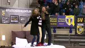 أحد لاعبي فريق فيتيس آرنهيم احتفل بعيد الحب رفقة صديقته بطريقة غريبة جدا- يوتوب