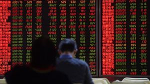 اضطربت الأسواق العالمية جراء هبوط الأسهم الصينية في الصيف الماضي ـ أ ف ب