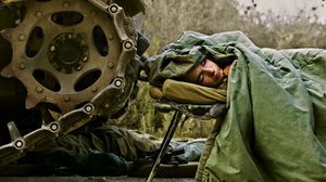 جندي إسرائيلي ينام على حدود لبنان- أرشيفية