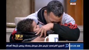والد الطفل أحمد شرارة يبكي على الهواء خوفا على مصير ابنه - عربي21