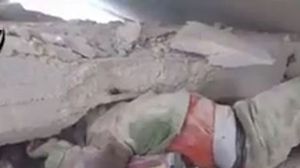 قام رجال الإنقاذ بالتدخل لإخراج الطفل العالق من تحت العمود الخرساني - يوتيوب