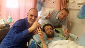 الأسير القيق يحتفل مع نشطاء في الداخل الفلسطيني بعد قرار الإفراج عنه- تويتر