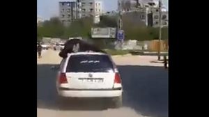 الشرطي أوقف السيارة رغم محاولة السائق إسقاطه عنها- يوتيوب