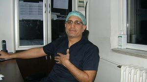 يتواصل الطبيب التركي بهاء الدين جفجي مع مرضاه السوريين باللغة العربية - عربي21