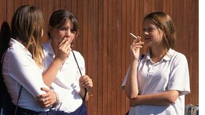 ديلي ميل: مدارس فرنسية تدرس السماح لطلابها بالتدخين لمنع وقوعهم في التطرف - أرشيفية