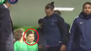 إبراهيموفيتش تدخل لإعادة الطفل الأول إلى جانبه- يوتيوب