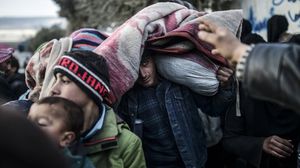 يواصل اللاجئون السوريون بأوروبا، عبر هواتفهم الذكية، متابعة أخبار عائلاتهم وأقربائهم بسوريا- أرشيفية