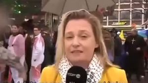 المراسلة البلجيكية إيسمرلدا لابي لحظة تعرضها للتحرش - يوتيوب