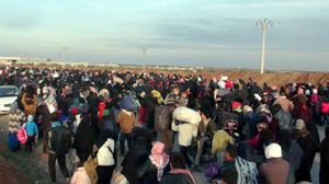 يحتشد عشرات الآلاف من نازحي حلب على الحدود التركية بانتظار السماح لهم بالدخول