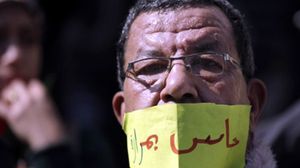 طبيب مصري يتظاهر احتجاجا على تجاوزات الشرطة بحق زملائه- أرشيفية
