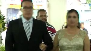 صورة من الفيديو تظهر القاتل خلف العروسين- الفيديو الأصلي 
