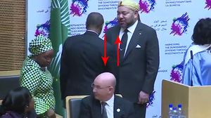 صورة نشرتها "الشروق" لمسؤول جزائري لم يقم لتحية ملك المغرب ـ الشروق