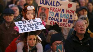 آلاف البريطانيين خرجوا في مسيرات مناهضة لقرارات ترامب- تويتر