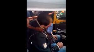 أصيب السائق في الرأس بينما تحدث مدير الأمن عن إصابته في ساقه (يوتيوب)