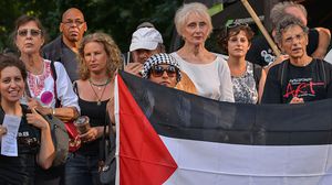 محتجون أجانب على سياسة التوسع الاستيطانية في فلسطين- جيتي