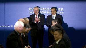 رئيس الوزراء الصيني في لقاء سابق مع رئيس المفوضية الأوروبية في الصين- أ ف ب 