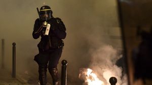 الشرطة استخدمت قنابل الغاز المسيل للدموع فيما رد المتظاهرون بإعادة قذفها عليهم- أ ف ب 