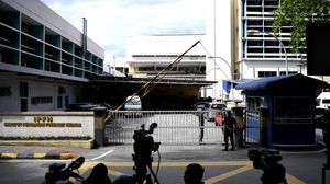 صحفيون يتجمعون أمام مبنى سفارة كوريا الشمالية في ماليزيا- أ ف ب 