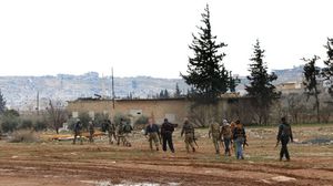 مقاتلون سوريون تدعمهم أنقرة قرب مدينة الباب شمال سوريا- أ ف ب 