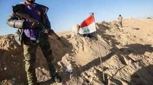 مقاتل من الحشد الشعبي في إحدى جبهات القتال قرب الموصل- أ ف ب 