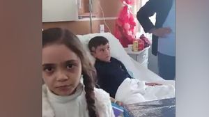 الطفلة بانا العابد في زيارة الطفل عبد الباسط في مستشفى تركي- تويتر بانا