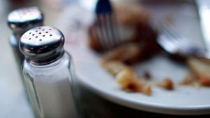 الملح مثل السكر مضر بالصحة، والإفراط في استهلاكه يزيد من خطر الإصابة بارتفاع ضغط الدم والنوبات القلبية