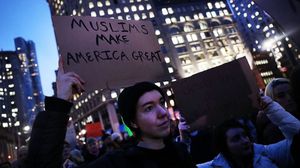 خرجت مظاهرات في المدن الأمريكية وحول العالم ضد قرارات ترامب- أ ف ب
