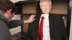 شاب اخترع يدا إلكترونية تصافح بعنف للسخرية من ترامب- يوتيوب
