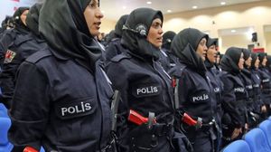 سبق التعديلات بشأن لباس القوات المسلحة التركية السماح بارتداء الحجاب في سلك الشرطة- أرشيفية