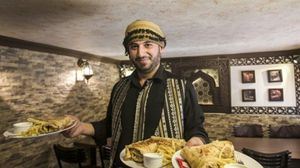 أنس شاب سوري وصل غزة عام 2013 فتح مطعما تقليديا- أ ف ب