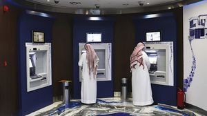 البنوك اقترحت على بنك الكويت المركزي إضافة رقم موحد لتحديد نوع التحويل المالي إلى حساب الموظفين- جيتي 