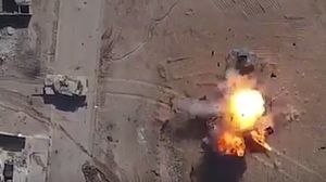 لحظة استهداف الآلية العسكرية بصاروخ من طائرة مسيرة- من الفيديو