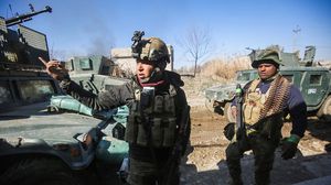قوات عراقية تقاتل غرب الموصل- أ ف ب