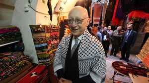كوفمان في أحد أسواق الخليل برفقة رئيس المجلس التشريعي عن "حماس" عزيز دويك- أرشيفية