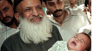 إندبندنت: قرر إيدهي تكريس حياته لخدمة الفقراء وغير وجه العمل الخيري في باكستان- رويترز 