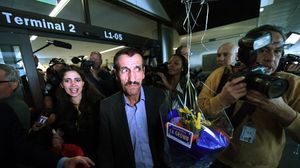 الإيراني "علي وايكهان" عقب وصوله لمطار لوس أنجلوس بعد ترحيله سابقا- أ ف ب 
