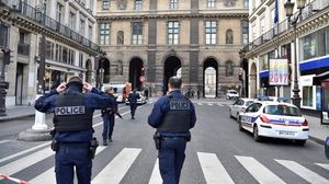الشرطة الفرنسية المنتشرة في محيط متحف اللوثر بباريس- أ ف ب