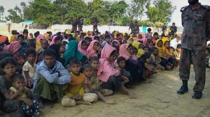 لاجئون روهنغيون بعد وصولهم لبنغلاديش- أ ف ب