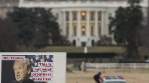 ملصق من أمام البيت الأبيض خلال الاحتجاجات ضد إدارة ترامب- أ ف ب 