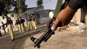 قنوات تلفزيونية قالت إن انفجارا استهدف شاحنة أدى إلى مقتل عدد من أفراد قوات الأمن الباكستانية- أرشيفية 