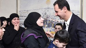 الأسد أثناء استقبال نساء مواليات للنظام اعتقلتهم المعارضة في ريف اللاذقية قبل ثلاث سنوات ونصف- يوتيوب